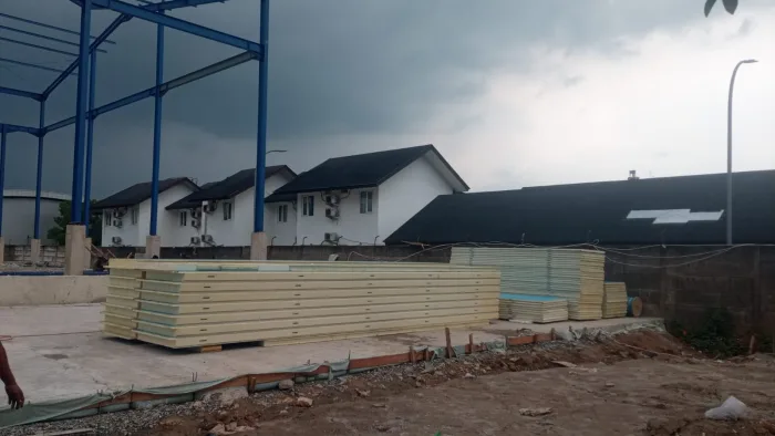 Penyiapan Material Panel Insulasi di Lokasi Konstruksi